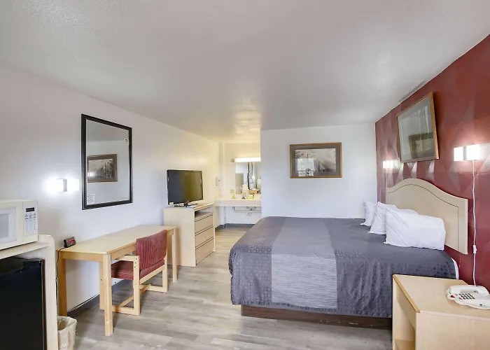 Super 8 By Wyndham Motel